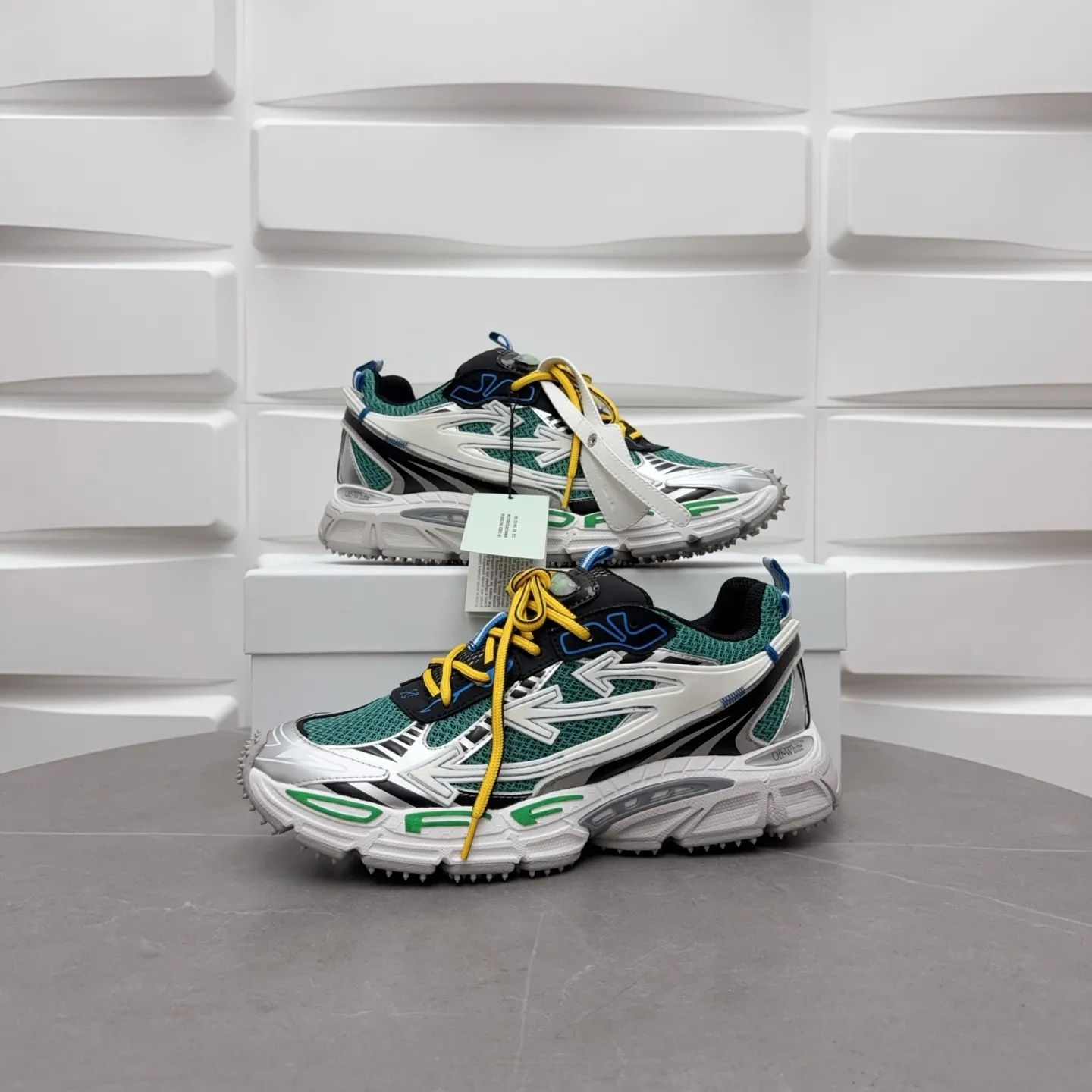 【off- white】P: 720💰Couple style👫, Size: 35-44 (Male 38.45.46 custom-made) High-quality version👊"Out of office" series original mold opening, original lasting, production process 1:1 original version ➰OFF GREY) OFF-WHITE Be Right Back Couple style👫Round toe lace-up arrow pattern low-top lifestyle casual shoes green. A running shoe called the "Be Right Back" sneaker. The design of this sneaker is inspired by Japanese sports aesthetics and craftsmanship, with running performance and principles at its core.